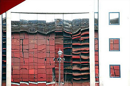 Façade et reflets au Musée du Quai Branly, Paris, novembre 2006