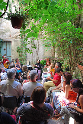 Lecture de Fatena Al Ghorra dans la « Cour 13 »