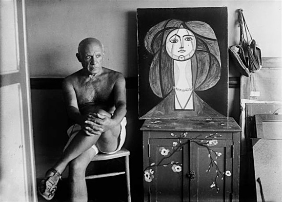 Picasso devant un portrait de Françoise Gilot, photographie de Michel Sima