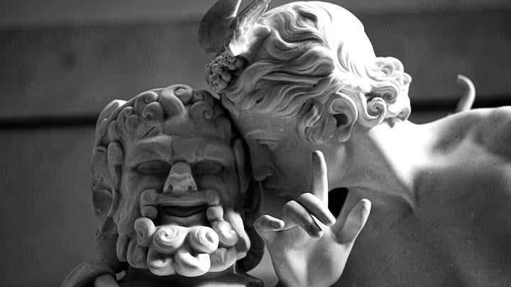 Même en dehors du cadre domestique, l'humour stimule la société antique. | Paola Capelletto via Unsplash